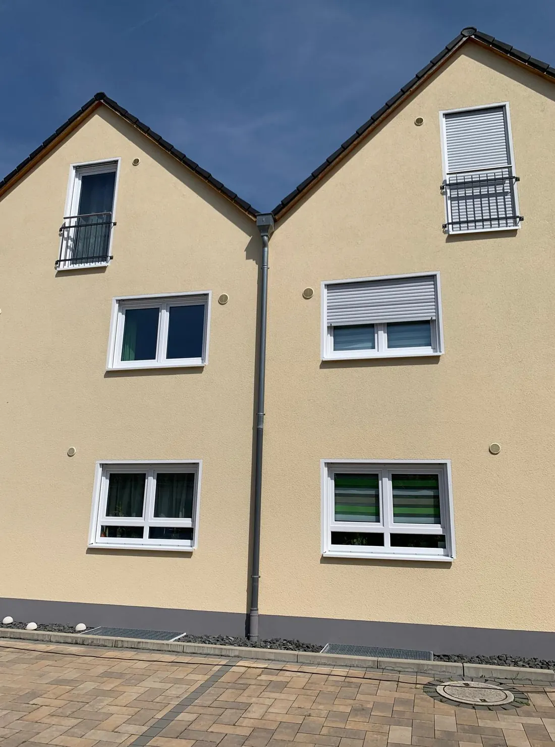 Doppelhaus mit heller, gleichmäßig sauberer Putzfassade nach der Reinigung