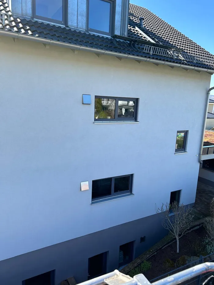 Dieselbe Fassade nach der Reinigung, gleichmäßig hell